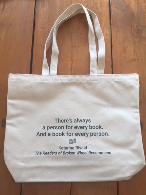 Tote bag with literary quote from Katarina Bivald